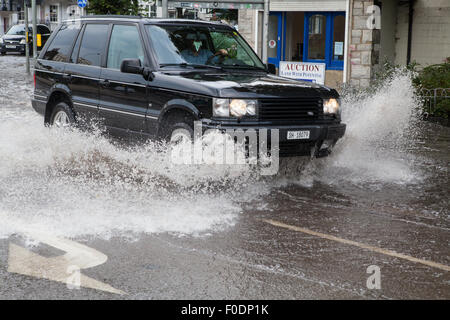 Brighton, UK. 13 août, 2015. Une voiture conduit par une partie de Ditchling Road à Brighton, East Sussex après une pluie torrentielle le jeudi 13 août 2015 ; Crédit : DB Photos/Alamy Live News Banque D'Images