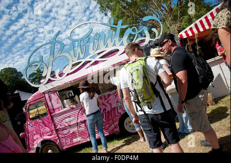 Festivaliers file d'attente pour les burritos à une cuisine mobile dans le soleil de l'été au Port Eliot Cornwall Festival Banque D'Images