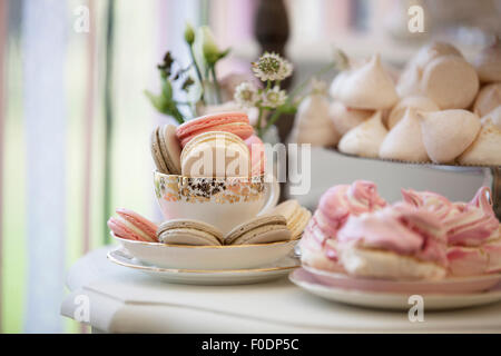 Rose et blanc meringues et macarons sur les plaques vintage Banque D'Images