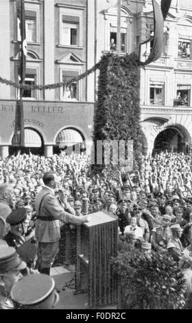 Hitler, Adolf, 20.4.1889 - 30.4.1945, politicien allemand (NSDAP), chancelier du Reich 30.1.1933 - 30.4.1945, discours au 15ème anniversaire du chapitre du NSDAP à Rosenheim, 1935, Banque D'Images