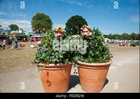 Deux acteurs de rue déguisés en plantes en pots au Port Eliot Cornwall Festival Banque D'Images