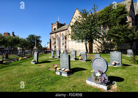 Cimetière à l'extérieur de l'église St pierre à Fleetwood, lancashire, uk Banque D'Images