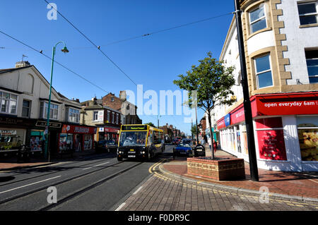 Un bus local passe par le centre-ville de Fleetwood, lancashire, uk Banque D'Images