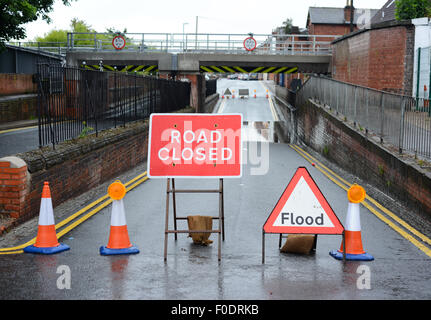 Route fermée et panneau d'avertissement d'inondation du pont ferroviaire à selby yorkshire royaume uni Banque D'Images