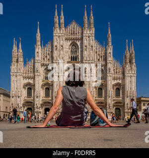 Tourisme femme assis sur une couverture de pique-nique, sur le sol à l'extérieur de la cathédrale de Milan. Italie Banque D'Images