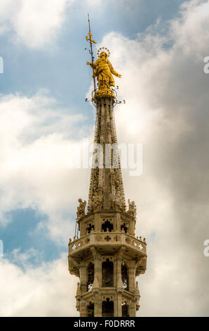 Couvert de feuilles d'or statue de la Vierge Marie sur la Madonnina spire, sur la cathédrale de Milan. Banque D'Images