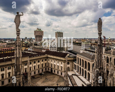 Statue sur le toit de la cathédrale de Milan. Banque D'Images