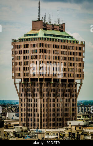 La tour Torre Velasca Velasco ou gratte-ciel construit dans les années 1950. Milan Banque D'Images