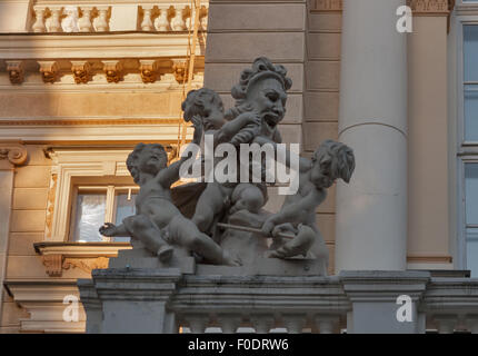 Statue chérubin sur le Théâtre académique national d'Odessa d'opéra et de Ballet, l'Ukraine Banque D'Images