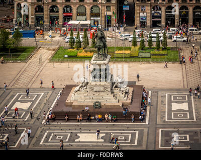 Vue aérienne de la Piazza del Duomo et le roi Victor Emmanuel II statue. Milan, Italie Banque D'Images