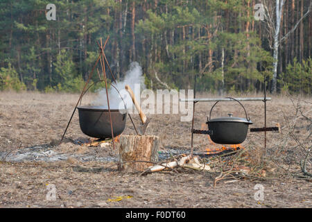 La cuisson des aliments en deux grands chaudrons sur le feu outdoor Banque D'Images