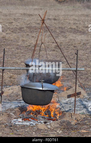 La cuisson des aliments en deux grands chaudrons sur le feu outdoor Banque D'Images