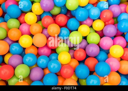 Beaucoup de balles de plastique en couleur dans un coin des enfants à un ballpit jeu. Banque D'Images