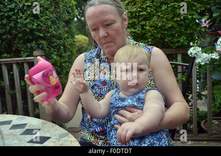 8 Mois Fille Bebe Refuse De Manger Du Spoon Photo Stock Alamy