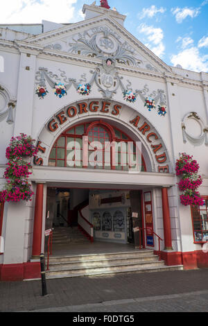 La ville de Falmouth et port de Cornwall England UK St Georges Arcade Banque D'Images