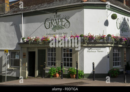 La ville de Falmouth et port de Cornwall England UK Les raisins Pub Banque D'Images