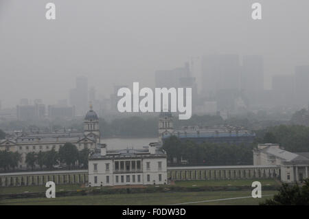 Londres, Royaume-Uni, 13 août 2015, les touristes vu une pluie couverts à partir de la ville de Greenwich Park comme la pluie d'un mois, elle s'oriente dans les prochaines 48 heures. Credit : JOHNNY ARMSTEAD/Alamy Live News Banque D'Images