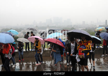 Londres, Royaume-Uni, 13 août 2015, les touristes vu une pluie couverts à partir de la ville de Greenwich Park comme la pluie d'un mois, elle s'oriente dans les prochaines 48 heures. Credit : JOHNNY ARMSTEAD/Alamy Live News Banque D'Images