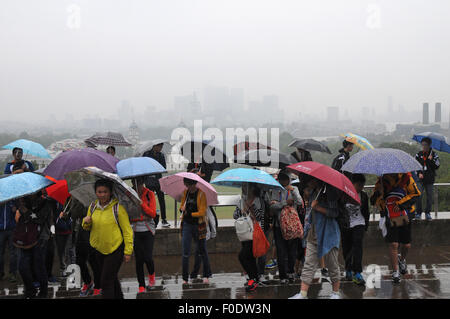 Londres, Royaume-Uni, 13 août 2015, les touristes vu une pluie couverts à partir de la ville de Greenwich Park comme la pluie d'un mois, elle s'oriente dans les prochaines 48 heures. Credit : JOHNNY ARMSTEAD/Alamy Live News Banque D'Images