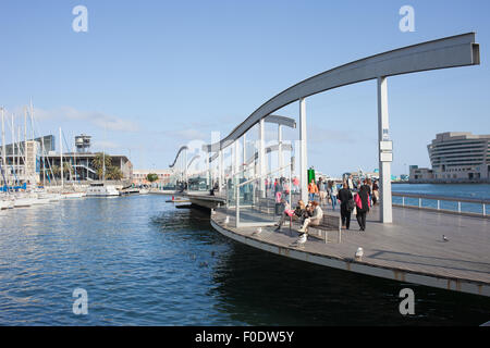 Rambla de Mar à Port Vell promenade en bois dans la ville de Barcelone en Catalogne, Espagne. Banque D'Images