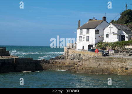 Une ville de Porthleven et petit port de pêche près de Helston Cornwall england UK Le ship Inn Banque D'Images