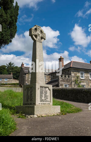 Helston une petite ville du sud ouest de l'Angleterre de Cornwall County War Memorial à St Michael's Church yard Banque D'Images