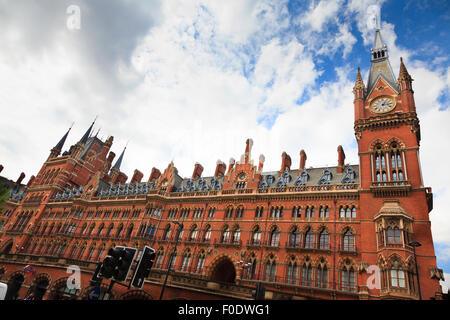 1 e année inscrits à l'extérieur de Saint Pancras Gare à Londres Banque D'Images