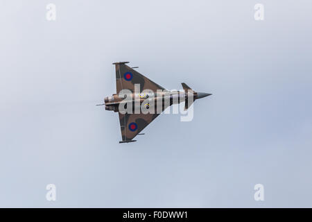 RAF Typhoon afficher l'exécution à l'Airshow dans Blackpool 2015 WW2 camouflage. Banque D'Images