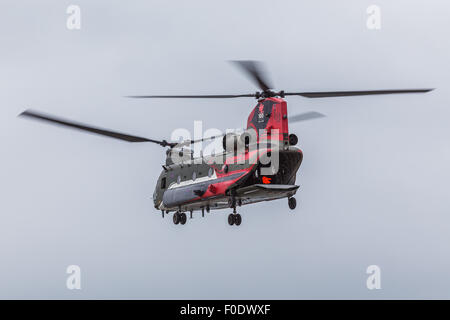 HC4 Boeing Chinook de la Royal Air Force au-dessus de la scène le ciel de Blackpool. Banque D'Images