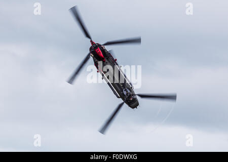 HC4 Boeing Chinook de la Royal Air Force au-dessus de la scène le ciel de Blackpool. Banque D'Images