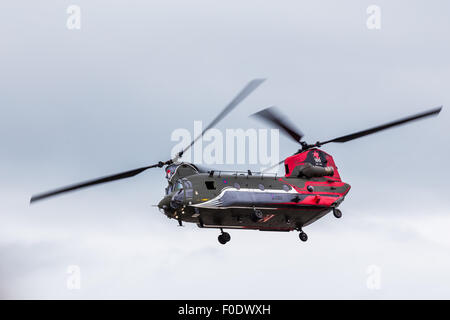 HC4 Boeing Chinook de la Royal Air Force au-dessus de la scène le ciel de Blackpool. Banque D'Images