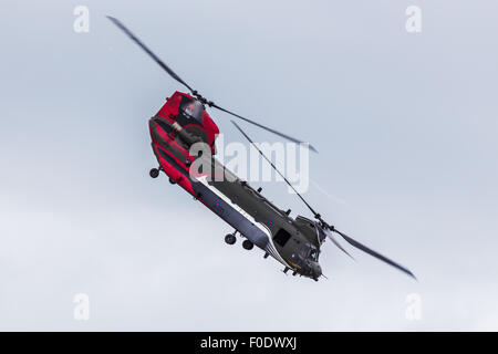 HC4 Boeing Chinook de la Royal Air Force au-dessus de la scène le ciel de Blackpool. Banque D'Images