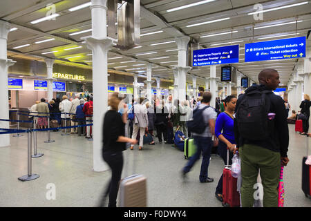 Zone d'arrivée de l'eurostar à St Pancras gare à Londres Banque D'Images