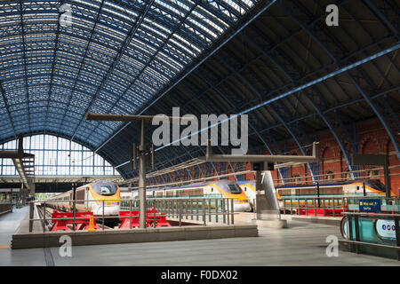 Les trains Eurostar et de plates-formes à St Pancras Railway Station Banque D'Images