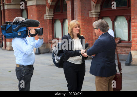 Journaliste et homme de télévision interview traveler at St Pancras Banque D'Images