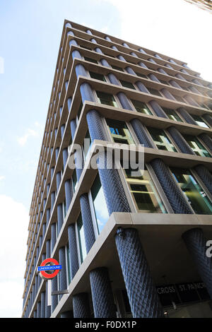 Immeuble de bureaux moderne à St Pancras à Londres Underground sign Banque D'Images