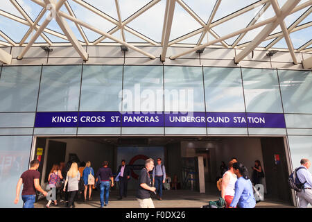 Les gens autour de l'entrée de King's Cross St Pancras Station de métro de Londres Banque D'Images
