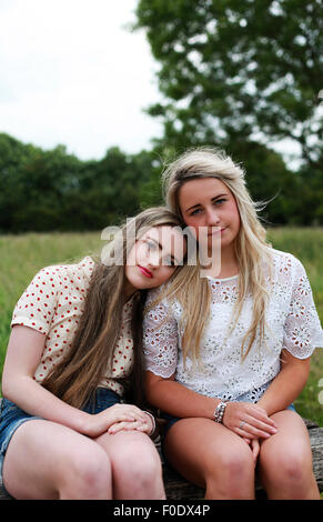 Portrait de deux adolescentes en plein air Banque D'Images