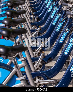 Une rangée de cycles bleus prêts à être loués à Londres, connu à l'origine sous le nom de Boris Bikes et lancé en juillet 2010, Londres, Royaume-Uni Banque D'Images