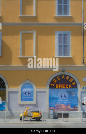 Scooter jaune garé à l'extérieur d'un restaurant au bord du canal Naviglio de Milan, région Banque D'Images