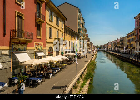 Restaurant situé sur le bord du Grand Canal dans le Naviglio de Milan. Banque D'Images