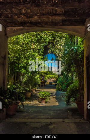 Cour intérieure dans le quartier Navigli de Milan, Italie. Banque D'Images