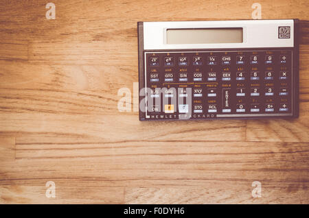 Ch-11C calculatrice scientifique programmable sur une surface en bois naturel Banque D'Images