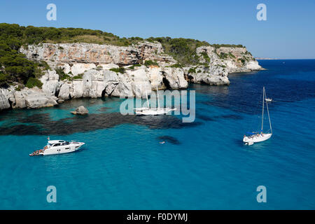 Yachts ancrés dans la crique, Cala Macarella, près de Cala Galdana, côte sud-ouest, Minorque, Iles Baléares, Espagne, Europe Banque D'Images