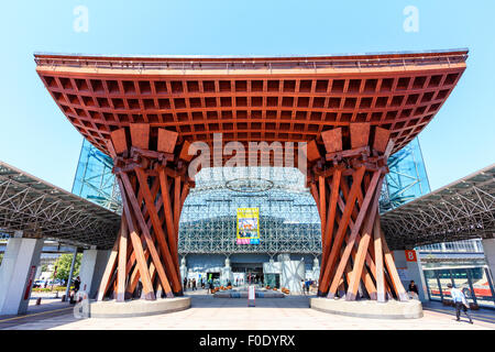 Le Japon, la gare de Kanazawa. L'orange Tsuzumi-mon, la porte en forme de tambour à l'extérieur de l'atrium, Motenashi (bienvenue) encadrée de verre Dome. Ciel bleu. Banque D'Images