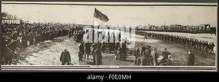 Cette photographie illustre une marche passée lors d'une inspection par le gouverneur général. Ces événements faisaient partie de cérémonies officielles, impliquant souvent des unités militaires ou cérémonielles. Banque D'Images