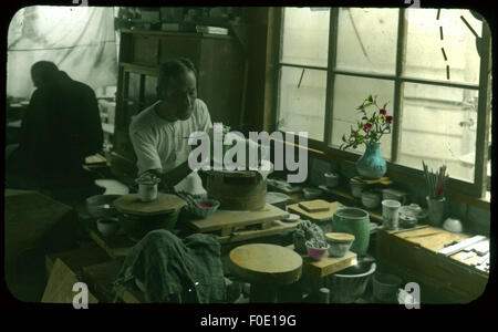 Un potier est montré au travail, façonnant soigneusement une figure de lion. Le processus implique à la fois l'habileté et l'art, transformant l'argile brute en une sculpture artisanale. Cela capture la beauté de la poterie et l'artisanat détaillé requis dans la création de figures animales. Banque D'Images