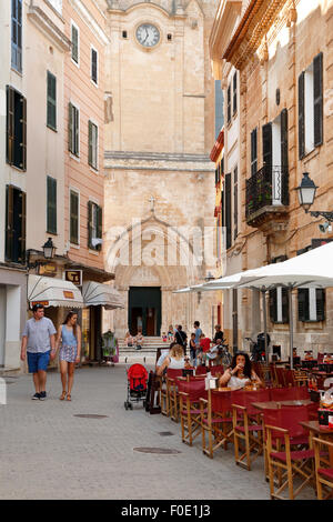 Café à l'extérieur de la cathédrale Santa Maria de Ciutadella, Ciutadella, Minorque, Iles Baléares, Espagne, Europe Banque D'Images