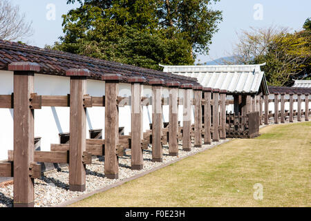 Le Japon, Kanazawa. Château. Reconstruit en bois, de la boue et de Dobei plâtre blanc mur couverte avec des contreforts et emplacements de tir appelé sama. Banque D'Images