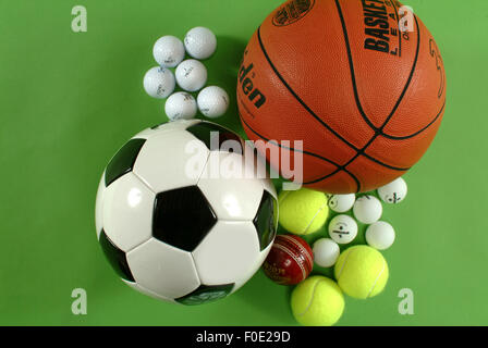 Photo de divers sports coup de boules au-dessus sur un fond vert